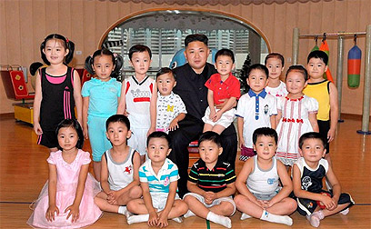 קים בגן ילדים בפיונגיאנג. "נועד ליצור דימוי של מנהיג נדיב" (צילום: רויטרס, KCNA) (צילום: רויטרס, KCNA)