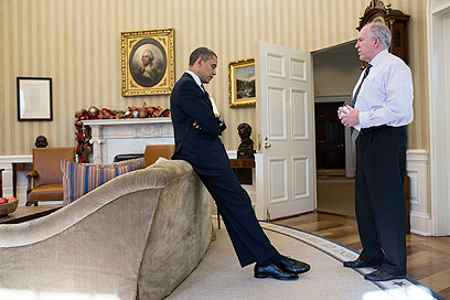 ברנן מעדכן את הנשיא בפרטי הטבח בניוטאון (צילום: רויטרס) (צילום: רויטרס)