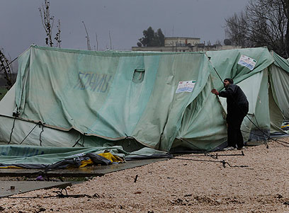 רוחות גרמו לאוהלי פליטים סורים לקרוס גם בלבנון (צילום: AP) (צילום: AP)