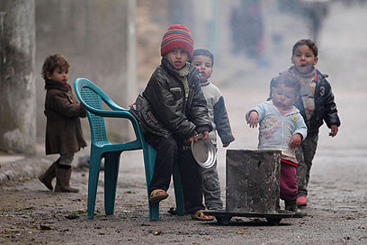ילדים מנסים להתחמם בקור העז של חלב, סוריה (צילום: רויטרס) (צילום: רויטרס)