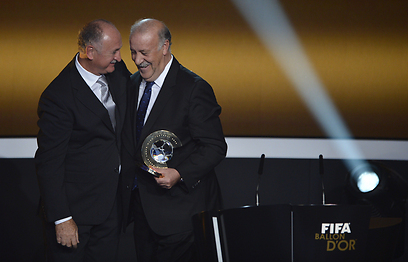 לואיס פליפה סקולארי מעניק לדל בוסקה את פרס מאמן השנה (צילום: AFP) (צילום: AFP)