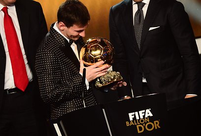 מסי כבר רגיל להחזיק בכדור הזהב (צילום: AFP) (צילום: AFP)