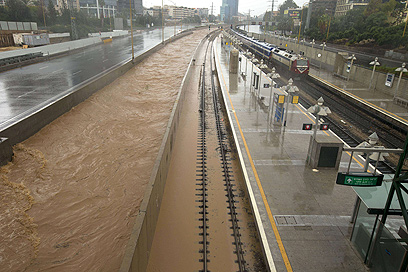 ככה נראו המסילות בתל אביב (צילום: AFP) (צילום: AFP)