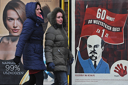הפרסומת בכיכובו של לנין ברחוב בוורשה (צילום: AP) (צילום: AP)