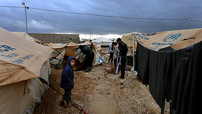 אוהל שקרס בזעתרי. 50 אלף פליטים, מחציתם בני פחות מ-18 (צילום: AP) (צילום: AP)