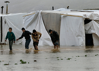 מחנה פליטים בלבנון. "אלה חיים?" (צילום: AP) (צילום: AP)