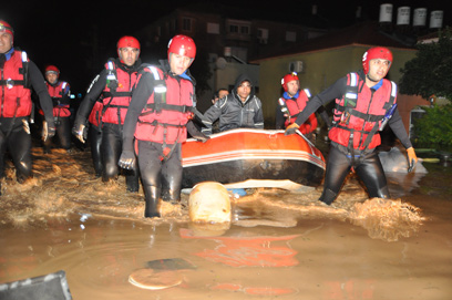 מחלצים תושבי חדרה בסירות גומי (צילום: ג'ורג' גינסברג)
