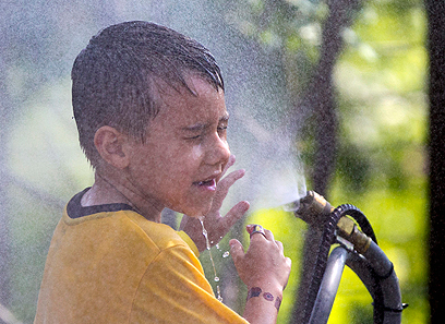 ילד מצטנן בנברסקה ביולי - החודש החם בשנה בארה"ב (צילום: AP) (צילום: AP)