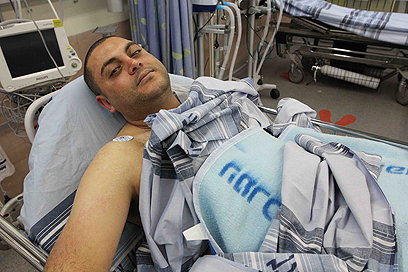 גי'האד קאדן שנפגע בהצפה בבאקה, בבית החולים הלל יפה         (צילום: עידו ארז) (צילום: עידו ארז)