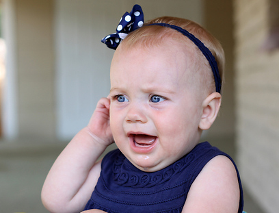 תפיסה של האוזן. אחד מסימני דלקת האוזניים בתינוקות (צילום: shutterstock) (צילום: shutterstock)