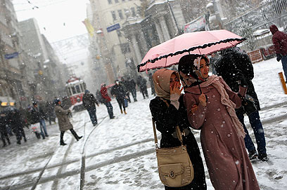 שלג ליד כיכר איסתיקלאל באיסטנבול (צילום: EPA) (צילום: EPA)