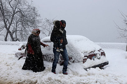 פעם הייתה כאן מכונית. שלג בכפר סוופאר שבמזרח לבנון (צילום: רויטרס) (צילום: רויטרס)