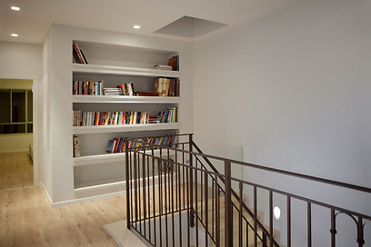 ספרים בקצה המדרגות (צילום: כנרת לוי) (צילום: כנרת לוי)