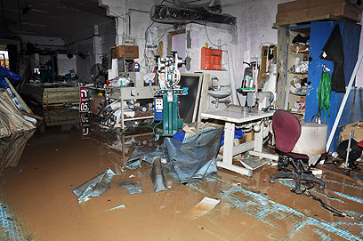 וכך נראה מפעל לדפוס בחדרה אליו חדרו מים מהנחל (צילום: ג'ורג' גינסבורג) (צילום: ג'ורג' גינסבורג)