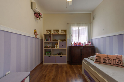 גם חדרי הילדים קיבלו "בוסט" של צבע (צילום: אלון מאור) (צילום: אלון מאור)