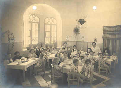 ארוחת בוקר בגן. היום הילדים כבר עברו ל"מזנון" (צילום: באדיבות הארכיון לחינוך יהודי בישראל ובגולה) (צילום: באדיבות הארכיון לחינוך יהודי בישראל ובגולה)