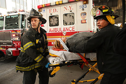 "כמעט אף אחד לא הבין מה קורה". פינוי פיצועים מהמזח בניו יורק (צילום: AFP) (צילום: AFP)