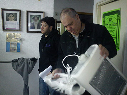 נציג העירייה מביא את התנור לדירתה של חיה (צילום: שלמה חדד) (צילום: שלמה חדד)