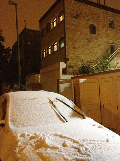 מכונית מכוסת שלג בבקעה בירושלים ()