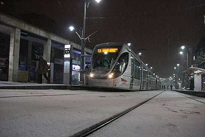הרכבת הקלה בירושלים על השלג (צילום: לירן תמרי) (צילום: לירן תמרי)