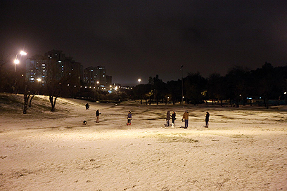 משחקים בשלג בגן סאקר בבירה (צילום: גיל יוחנן) (צילום: גיל יוחנן)