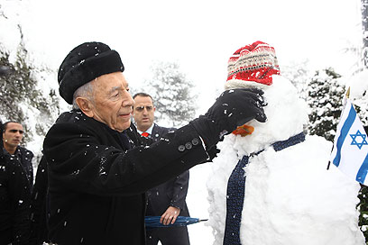 הפתעה לנשיא המדינה פרס: בובת שלג ירושלמית (צילום: גדעון שרון) (צילום: גדעון שרון)