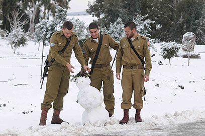 בצבא כמו בצבא, גם איש שלג מתחלק לשלושה חלקים (צילום: אביהו שפירא) (צילום: אביהו שפירא)