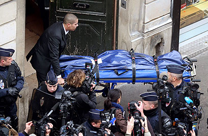 רצח בגלל סכסוך פנימי. פינוי גופות הנרצחות בפריז (צילום: AFP) (צילום: AFP)
