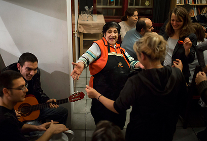 פרנצנה נמת, בעלת מסעדה צוענית בבודפשט שמנסה לשמר את מסורת בני רומה (צילום: EPA) (צילום: EPA)