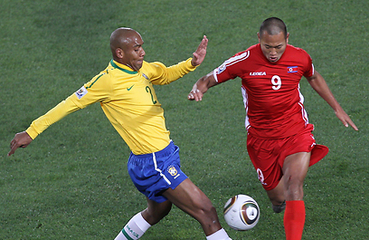 מייקון הגיע בשעה מאוחרת וסולק מנבחרת ברזיל (צילום: AFP) (צילום: AFP)