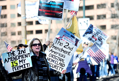 מפגינים בעד התיקון השני לחוקה. "זה הביטחון הלאומי" (צילום: רויטרס) (צילום: רויטרס)