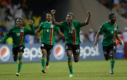 נבחרת זמביה חוגגת זכיה בשנה שעברה (צילום: AP) (צילום: AP)