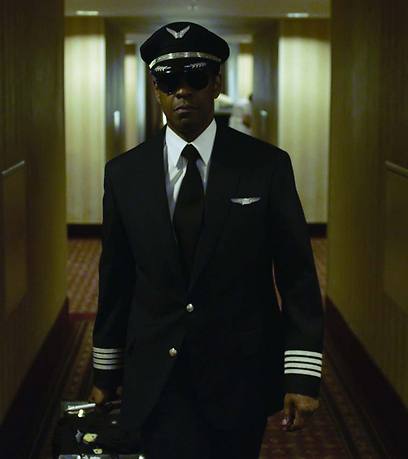 דנזל וושינגטון כקפטן וויפ וויטקר ב"הטיסה" ()