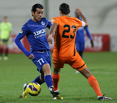 קובי מוסא מנסה לעקוף את כפיר אדרי (צילום: אורן אהרוני)