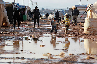 אלה התנאים שבהם חיים רבבות סורים (צילום: רויטרס) (צילום: רויטרס)