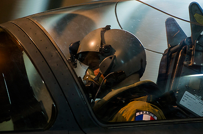 מסייעים למושבה לשעבר נגד המורדים האיסלאמים. טייס חיל האוויר הצרפתי (צילום: רויטרס) (צילום: רויטרס)