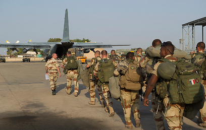 לא מתכוונים להשתתף בכיבוש צפון מאלי. חיילים צרפתים בצ'אד (צילום: רויטרס) (צילום: רויטרס)