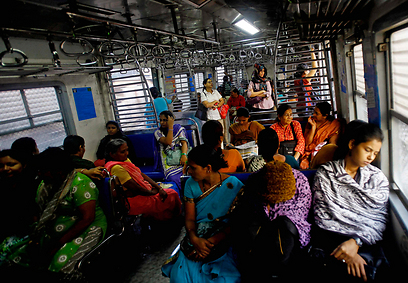 נשים נוסעות באוטובוס במומביי (צילום: AP) (צילום: AP)