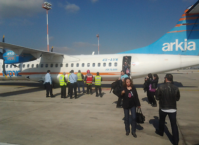 הנוסעים יורדים בנמל התעופה בן גוריון (צילום: שילת מגנזי) (צילום: שילת מגנזי)