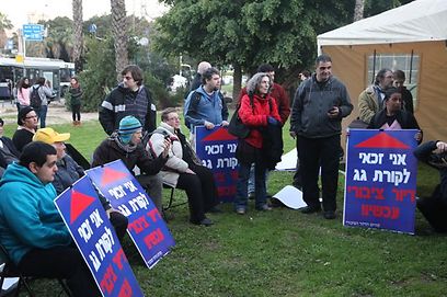 ההפגנה היום בתל-אביב. הדיירים מתקיימים בקושי (צילום: מוטי קמחי) (צילום: מוטי קמחי)