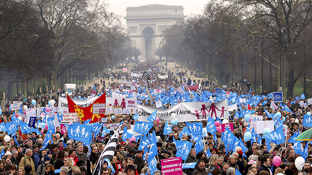 הפגנה של הימין הקיצוני נגד נישואים חד מיניים בצרפת. לה פן נמנעת מלהגיע, ומנסה להתחמק (צילום: AFP) (צילום: AFP)