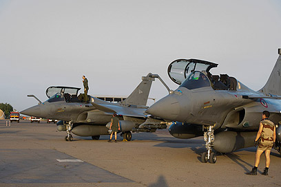 התקיפות האוויריות נמשכות. מטוסי קרב צרפתיים בצ'אד (צילום: AFP PHOTO / ECPAD / NICOLAS-NELSON RICHARD) (צילום: AFP PHOTO / ECPAD / NICOLAS-NELSON RICHARD)