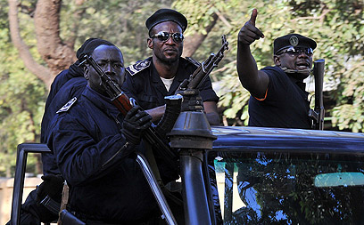 זקוקים לעזרה חיצונית. כוח משטרה בעיר הבירה במקו (צילום: AFP) (צילום: AFP)