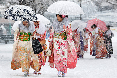 המטריות לא תמיד עזרו נגד הרוחות העזות. נשים בקימונו בטוקיו (צילום: EPA) (צילום: EPA)