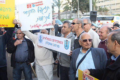 "לגמלאים אין שאלטר, אבל יש קלפי". ההפגנה בתל-אביב, היום (צילום: מוטי קמחי) (צילום: מוטי קמחי)