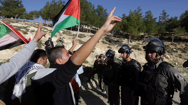 פלסטינים מפגינים נגד בנייה בהתנחלויות (ארכיון) (צילום: אוהד צויגנברג) (צילום: אוהד צויגנברג)