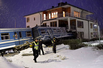 הרכבת בתוך הבניין. "לא כל כך קשה לנהוג בה" (צילום: AFP) (צילום: AFP)