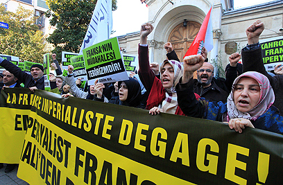 הפגנה באיסטנבול נגד פעולת צרפת במאלי (צילום: AFP) (צילום: AFP)