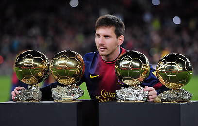 מסי עם ארבעת כדורי הזהב. גם השנה? (צילום: AFP) (צילום: AFP)