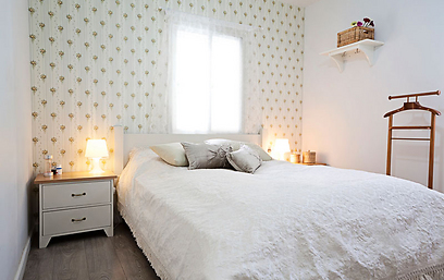 הקיר האחורי בחדר השינה חופה בטפט פרחוני עדין (צילום: ליאן מונין) (צילום: ליאן מונין)